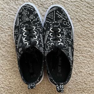 Hot Topic Black Science Print Low-top Sneakers, size 8